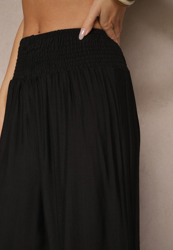 Renee - Czarne Spodnie z Wiskozą o Szerokim Kroju High Waist Orrana. Okazja: na co dzień. Stan: podwyższony. Kolor: czarny. Materiał: wiskoza. Styl: casual, elegancki