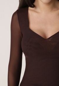 Born2be - Ciemnobrązowa Bluzka Siateczkowa z Wiskozą z Długim Rękawem i Dekoltem w Serce Elanne. Okazja: na co dzień. Kolor: brązowy. Materiał: wiskoza. Długość rękawa: długi rękaw. Długość: długie. Styl: casual, klasyczny, elegancki #2