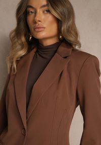 Renee - Brązowa Marynarka VICES o Taliowanym Kroju z Podkreślonymi Ramionami Arivita. Kolor: brązowy. Materiał: jeans. Styl: klasyczny, elegancki #4