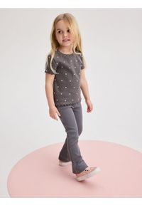 Reserved - Spodnie flare z kieszenią - ciemnoszary. Kolor: szary. Materiał: prążkowany, bawełna, dzianina #1