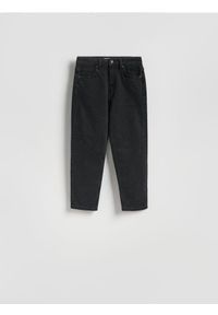 Reserved - Jeansy mom fit z krótszą nogawką - czarny. Kolor: czarny. Długość: krótkie #1