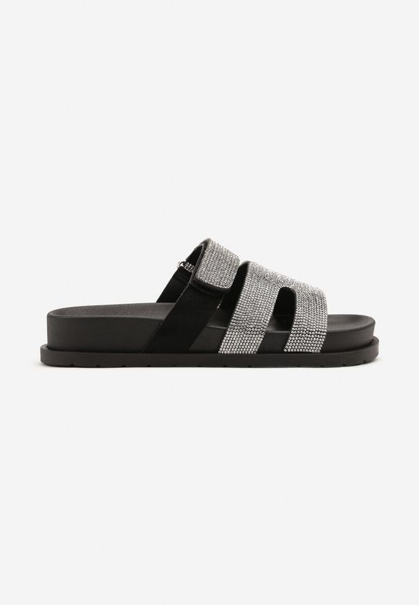 Renee - Czarne Klapki Ozdobione Wycięciami i Cyrkoniami Sonavelia. Okazja: na co dzień. Kolor: czarny. Materiał: jeans. Wzór: aplikacja. Styl: klasyczny, elegancki, casual