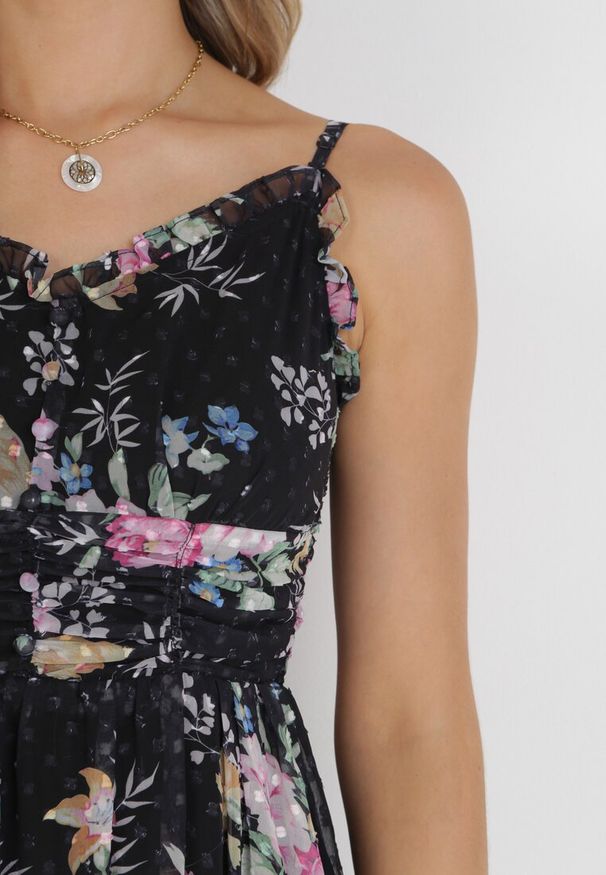 Born2be - Czarna Sukienka Aegerios. Typ kołnierza: dekolt w serek. Kolor: czarny. Materiał: tkanina. Długość rękawa: na ramiączkach. Wzór: geometria, kwiaty. Długość: maxi