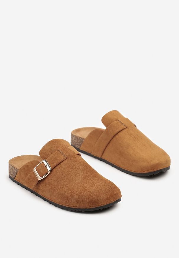 Born2be - Brązowe Klapki z Ozdobnym Paskiem i Klamrą Calevelis. Nosek buta: okrągły. Kolor: brązowy. Materiał: jeans. Obcas: na obcasie. Styl: klasyczny, elegancki. Wysokość obcasa: średni