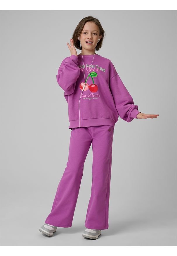 4f - 4F Spodnie dresowe z szerokimi nogawkami dziewczęce - fioletowe 134 (8-9 lat). Okazja: na spacer, na co dzień, na uczelnię. Stan: podwyższony. Kolor: fioletowy. Materiał: dresówka. Sezon: lato. Styl: casual
