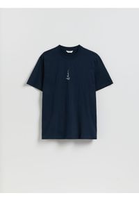 Reserved - T-shirt regular z nadrukiem - granatowy. Kolor: niebieski. Materiał: dzianina, bawełna. Wzór: nadruk #1