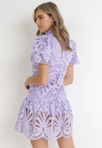 Born2be - Fioletowa Sukienka Cilleis. Typ kołnierza: kołnierzyk stójkowy. Kolor: fioletowy. Materiał: koronka. Wzór: koronka, aplikacja, ażurowy. Styl: elegancki. Długość: mini #3