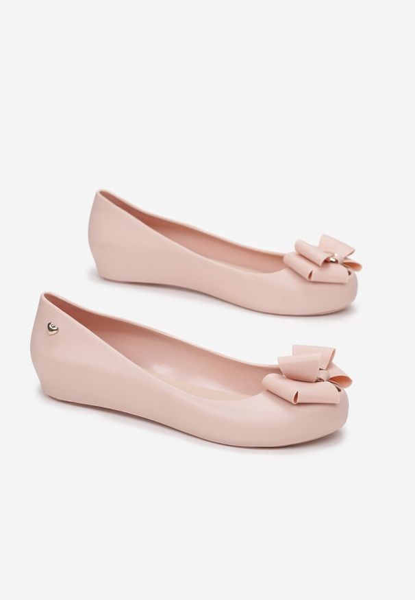 Renee - Różowe Balerinki Alarope. Nosek buta: okrągły. Zapięcie: bez zapięcia. Kolor: różowy. Materiał: guma. Wzór: aplikacja. Obcas: na koturnie