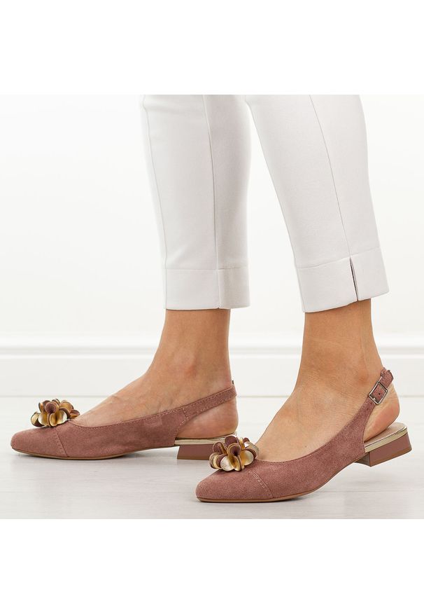 Różowe czółenka damskie M.Daszyński Sa201a-4. Okazja: na co dzień, na imprezę. Kolor: różowy. Materiał: zamsz. Wzór: aplikacja, kwiaty. Sezon: wiosna, lato. Obcas: na obcasie. Styl: casual, elegancki, klasyczny, wizytowy. Wysokość obcasa: niski