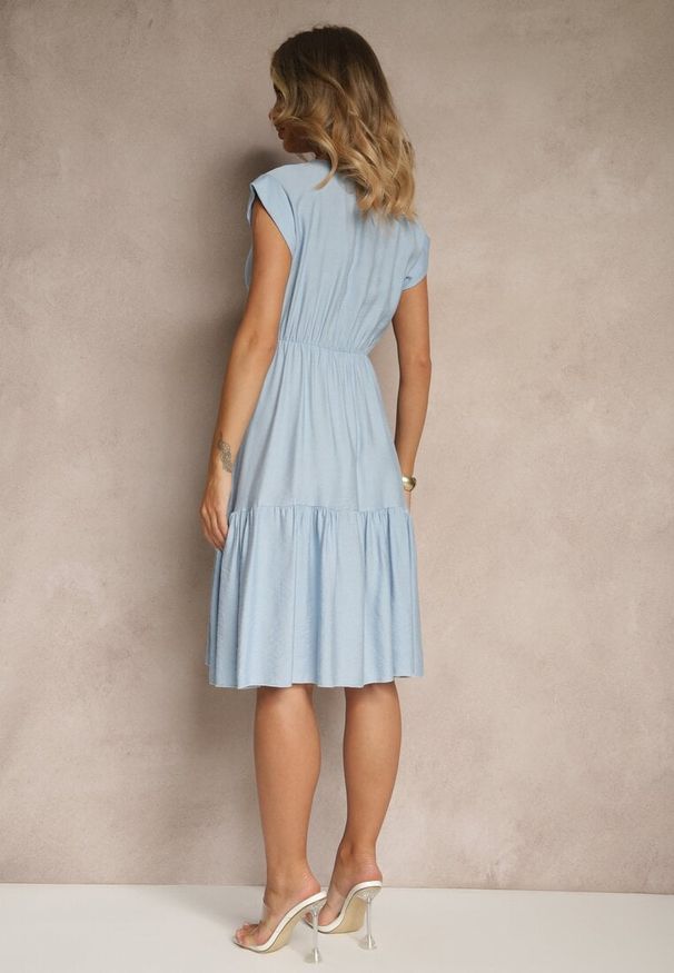 Renee - Jasnoniebieska Rozkloszowana Sukienka z Wiskozy Linurea. Okazja: na co dzień. Kolor: niebieski. Materiał: wiskoza. Styl: klasyczny, elegancki, casual