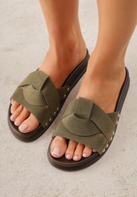 Born2be - Zielone Klapki z Przeplatanymi Paskami i Nitami przy Podeszwie Marivyn. Okazja: na co dzień, na randkę. Kolor: zielony. Materiał: len. Sezon: lato. Styl: casual, elegancki #1
