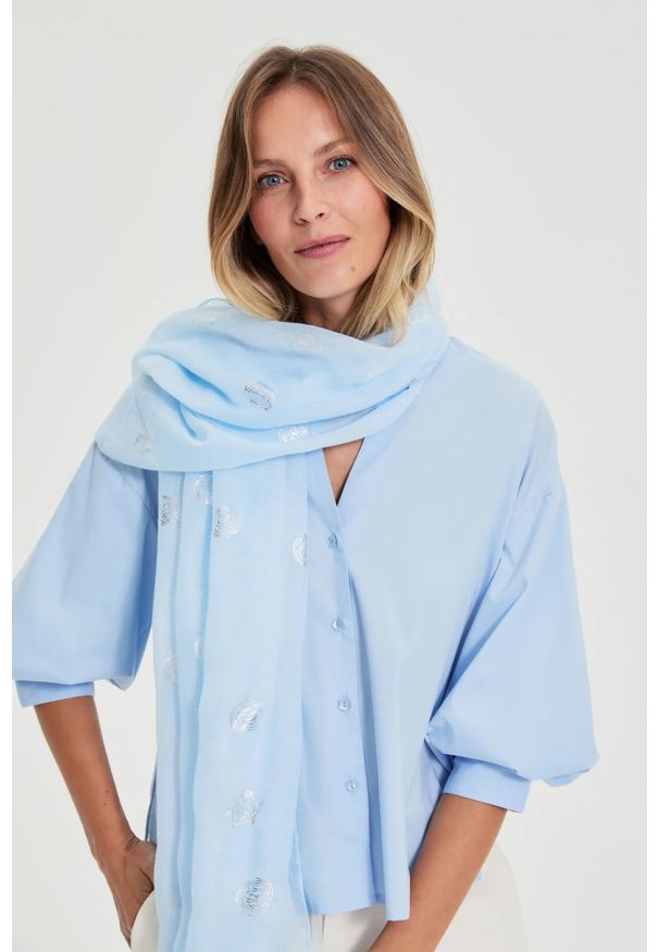 MOODO - Szal z metalicznym nadrukiem błękitny. Kolor: niebieski. Materiał: poliester. Wzór: nadruk