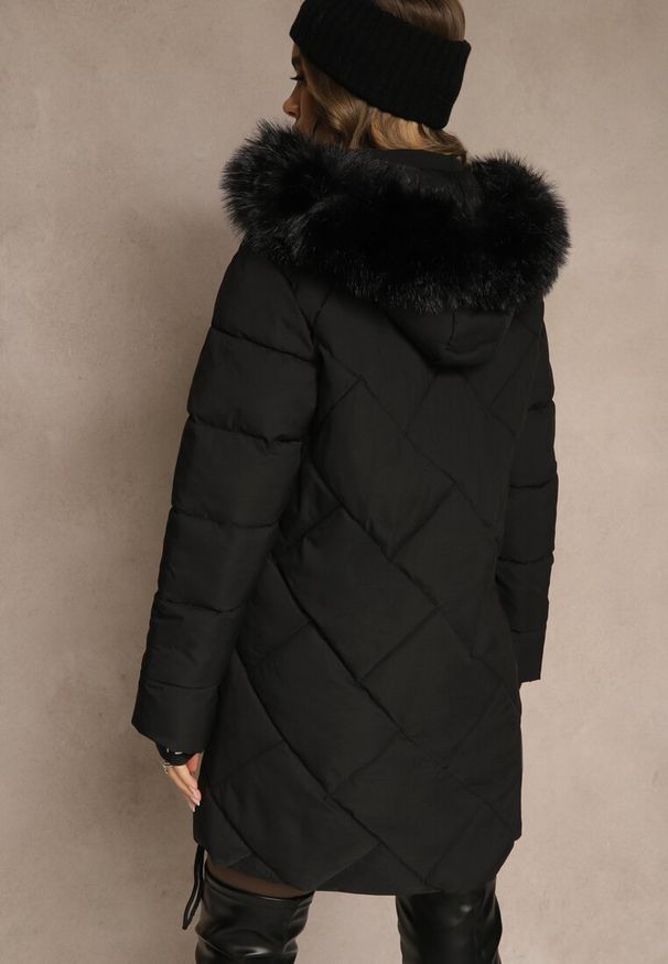 Renee - Czarna Kurtka z Pikowanymi Przeszyciami i Kapturem z Futrem Guira. Kolor: czarny. Materiał: futro