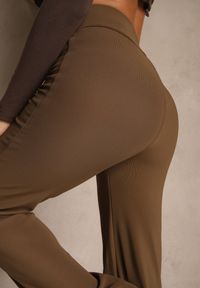 Renee - Brązowe Prążkowane Spodnie High Waist z Szerokimi Nogawkami Resoda. Okazja: na co dzień. Stan: podwyższony. Kolor: brązowy. Materiał: prążkowany. Długość: krótkie. Styl: casual #4