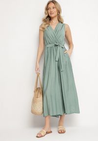 Born2be - Zielony Taliowany Kombinezon z Wiskozą i Paskiem Evithrae. Okazja: na co dzień. Kolor: zielony. Materiał: wiskoza. Styl: wizytowy, casual, klasyczny, elegancki #5