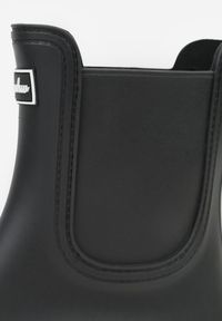 Born2be - Czarne Kalosze z Elastycznymi Wstawkami w Cholewce i Aplikacją z Napisem Deliavia. Okazja: na co dzień. Kolor: czarny. Materiał: jeans. Szerokość cholewki: normalna. Wzór: napisy, aplikacja. Styl: klasyczny, casual #3