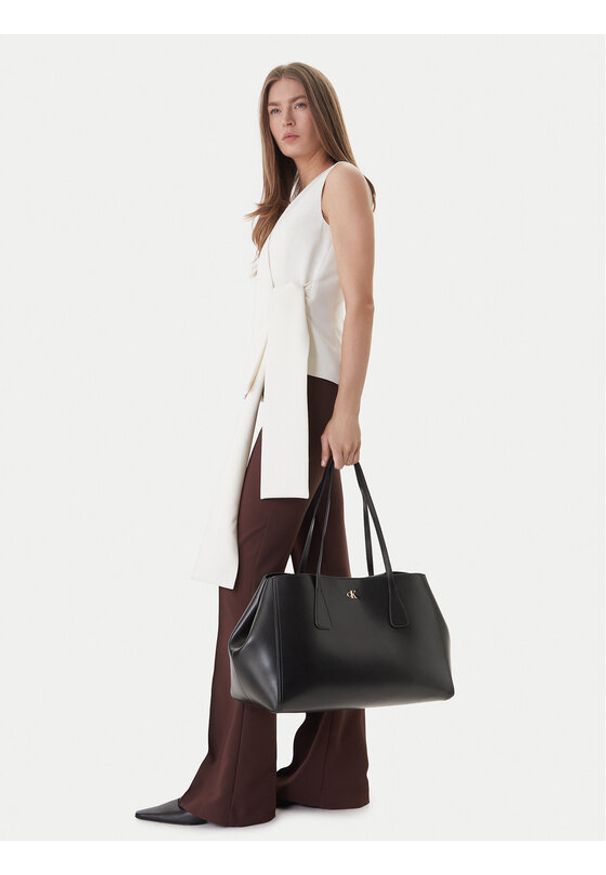 Calvin Klein Torebka Ck Snap Large Tote LV04F3502G Czarny. Kolor: czarny. Materiał: skórzane