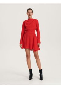 Reserved - Sukienka z szerokimi mankietami - czerwony. Kolor: czerwony. Materiał: tkanina. Wzór: gładki. Styl: klasyczny #1