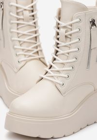 Born2be - Beżowe Botki na Koturnie z Ozdobnymi Suwakami na Cholewce Brarca. Zapięcie: zamek. Kolor: beżowy. Szerokość cholewki: normalna. Obcas: na koturnie #5