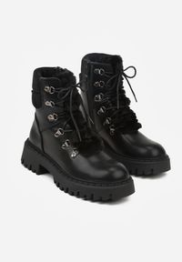 Born2be - Czarne Causualowe Trapery Zdobione Futerkiem na Języku Charnas. Nosek buta: okrągły. Zapięcie: zamek. Kolor: czarny. Wzór: aplikacja. Materiał: futro. Sezon: zima. Obcas: na obcasie. Styl: klasyczny. Wysokość obcasa: niski #7