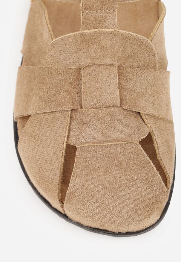 Born2be - Ciemnobeżowe Klapki Mule z Ozdobnymi Wycięciami i Regulowanym Paskiem z Klamerką Aene. Okazja: na co dzień. Kolor: beżowy. Materiał: jeans, len, zamsz. Wzór: haft. Sezon: lato. Styl: boho, wakacyjny, casual