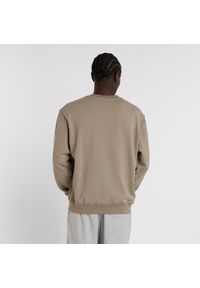 Bluza męska New Balance MT41547DOK – beżowa. Kolor: beżowy. Materiał: tkanina, bawełna, dresówka. Wzór: napisy #3