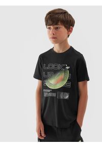 4f - T-shirt z nadrukiem chłopięcy. Kolor: czarny. Materiał: bawełna. Wzór: nadruk #1