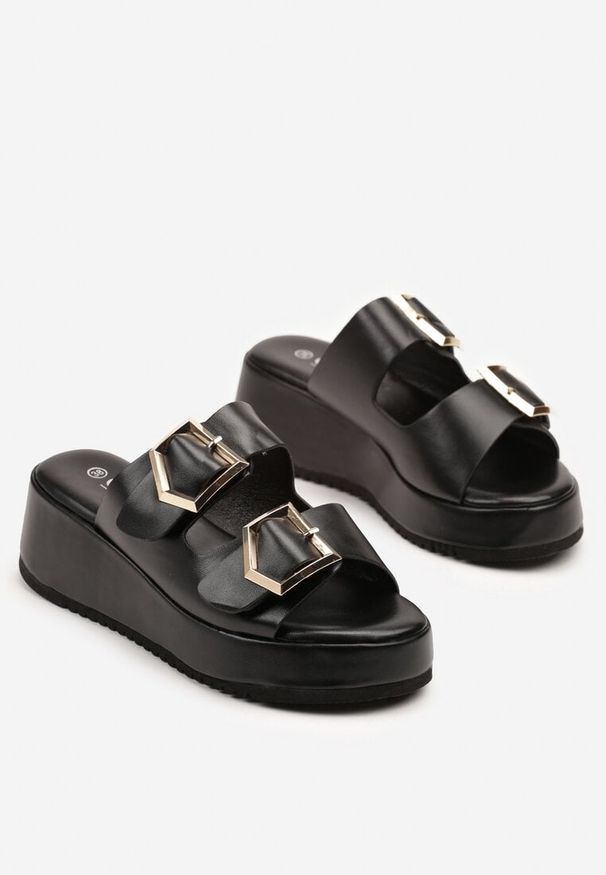 Born2be - Czarne Klapki na Niskim Koturnie z Paskami z Klamrami Nonoreth. Okazja: na co dzień. Kolor: czarny. Materiał: jeans. Sezon: lato. Obcas: na koturnie. Styl: klasyczny, elegancki, casual