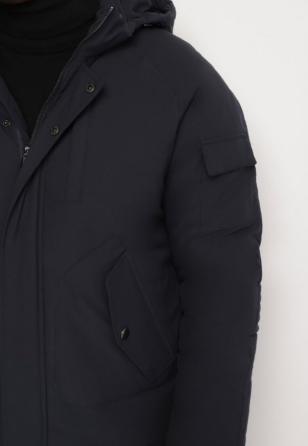 Born2be - Granatowa Kurtka z Odpinanym Kapturem i Ściągaczami Hediena. Okazja: na spotkanie biznesowe, na co dzień. Kolor: niebieski. Materiał: jeans. Styl: sportowy, elegancki, biznesowy, casual