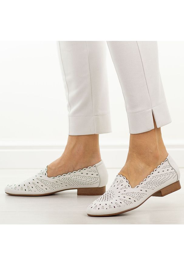 Białe skórzane półbuty damskie Jezzi Ol50-3. Okazja: na co dzień. Nosek buta: okrągły. Kolor: biały. Szerokość cholewki: normalna. Wzór: ażurowy, aplikacja. Materiał: skóra. Sezon: wiosna, lato. Obcas: na obcasie. Styl: casual, elegancki, klasyczny, wizytowy. Wysokość obcasa: niski