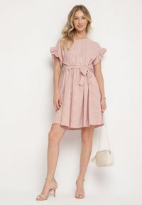 Born2be - Ciemnoróżowa Sukienka Ozdobiona Falbankami i Paskiem Izulira. Typ kołnierza: kołnierz z falbankami. Kolor: różowy. Wzór: aplikacja. Styl: elegancki