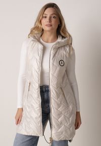 Born2be - Jasnoszara Przejściowa Kamizelka Pikowana o Długim Kroju z Kapturem i Naszywką Harmaste. Okazja: na co dzień. Typ kołnierza: kaptur. Kolor: szary. Materiał: jeans. Długość: długie. Wzór: aplikacja. Styl: casual #5