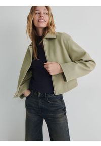 Reserved - Longsleeve z błyszczącej dzianiny - granatowy. Kolor: niebieski. Materiał: dzianina. Długość rękawa: długi rękaw #1