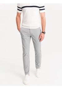 Ombre Clothing - Spodnie męskie chino z ozdobną taśmą w pasie SLIM FIT – szare V6 - Rozmiar: S. Okazja: na co dzień. Kolor: szary. Materiał: bawełna, elastan. Styl: casual