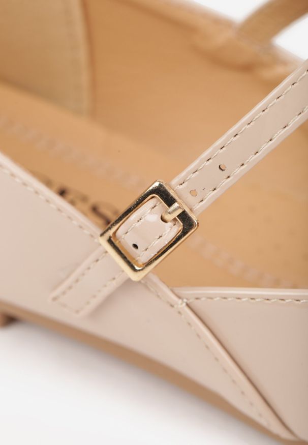 Born2be - Beżowe Balerinki Vices z Paskiem z Klamerką Zdobione Przeszyciem Desilita. Okazja: na co dzień. Nosek buta: okrągły. Zapięcie: pasek. Kolor: beżowy. Wzór: aplikacja. Materiał: jeans. Obcas: na obcasie. Styl: casual, elegancki. Wysokość obcasa: niski