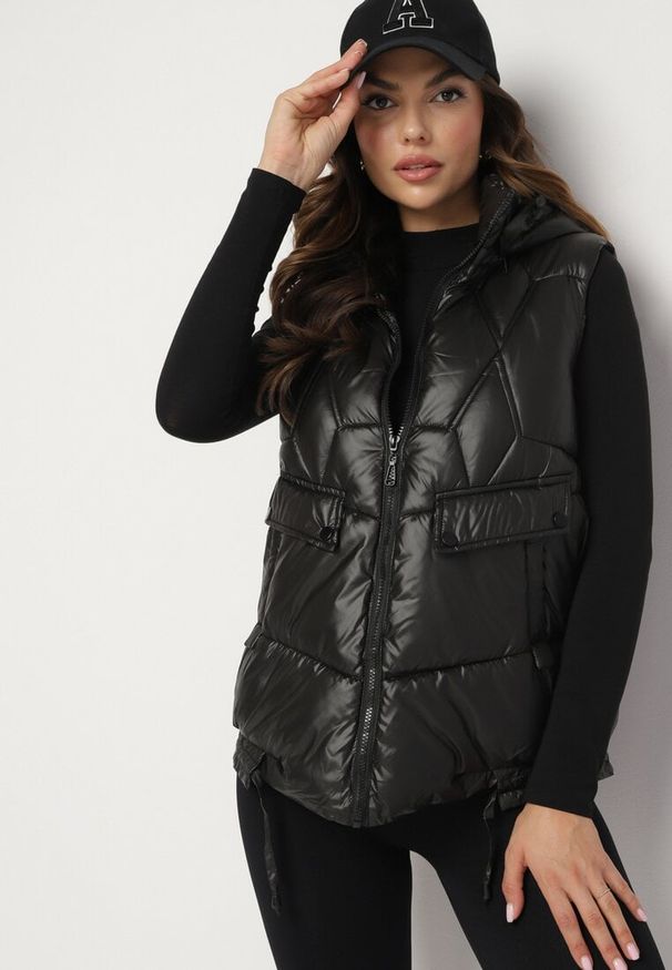 Born2be - Czarna Kamizelka z Odpinanym Kapturem i Ozdobnym Pikowaniem Arreanne. Okazja: na co dzień. Kolor: czarny. Materiał: jeans. Sezon: wiosna, jesień. Styl: casual, elegancki, sportowy