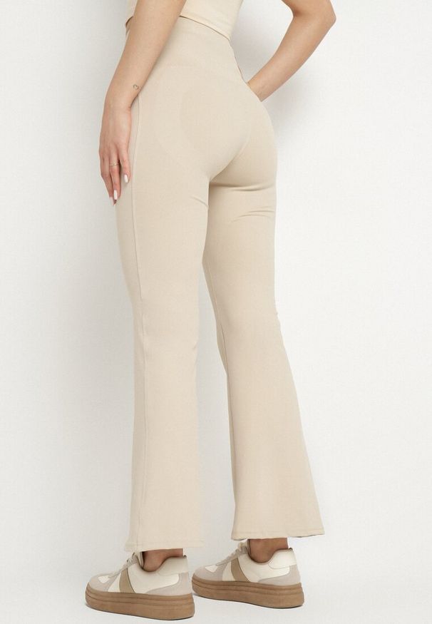 Born2be - Beżowe Spodnie Typu Dzwony z Wysokim Stanem Evelauri. Okazja: na co dzień. Stan: podwyższony. Kolor: beżowy. Styl: casual