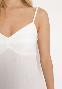 Born2be - Biała Sukienka o Rozkloszowanym Kroju na Ramiączkach Naouise. Okazja: na wesele, na randkę, na ślub cywilny. Typ kołnierza: dekolt w kształcie V. Kolor: biały. Materiał: lakier, tkanina. Długość rękawa: na ramiączkach. Sezon: lato. Typ sukienki: rozkloszowane, oversize #2