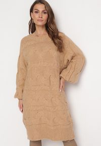 Born2be - Beżowy Oversizowy Sweter o Długim Kroju z Ozdobnym Splotem Sapodis. Kolor: beżowy. Długość rękawa: długi rękaw. Długość: długie. Wzór: ze splotem