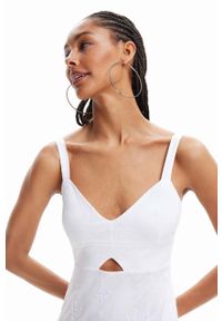 Desigual sukienka kolor biały midi prosta. Okazja: na co dzień. Kolor: biały. Długość rękawa: na ramiączkach. Typ sukienki: proste. Styl: casual. Długość: midi #2