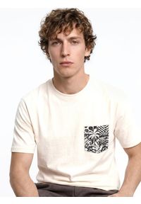 Reserved - T-shirt comfort z kieszonką - złamana biel. Materiał: bawełna, dzianina #1