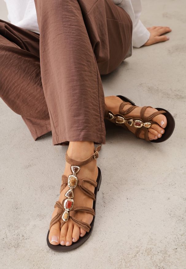 Born2be - Brązowe Sandały Boho z Cienkimi Paseczkami i Imitacją Kolorowych Kamieni Talori. Okazja: na co dzień. Kolor: brązowy. Materiał: jeans, len. Wzór: kolorowy. Sezon: lato. Styl: boho