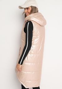 Born2be - Beżowa Długa Kamizelka z Kapturem Ozdobiona Imitacją Kieszeni Mavaria. Typ kołnierza: kaptur. Kolor: beżowy. Materiał: jeans. Długość: długie. Wzór: aplikacja. Sezon: wiosna, jesień. Styl: klasyczny, elegancki, sportowy #5