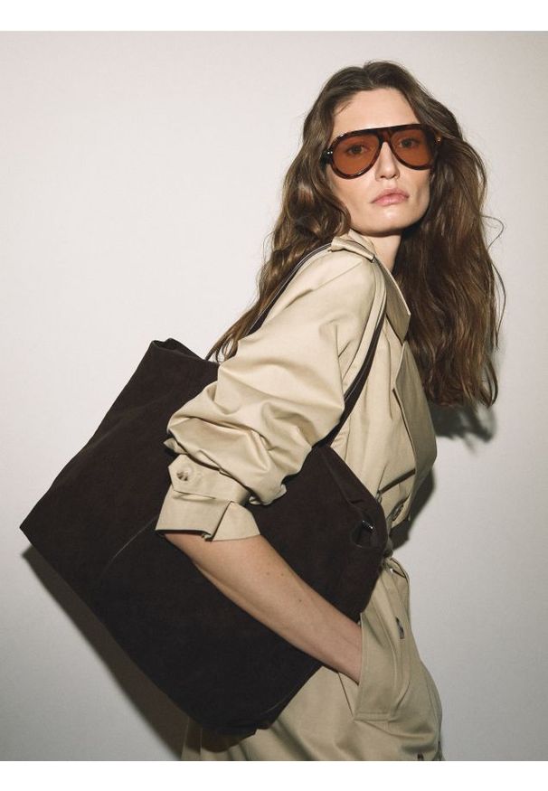 Reserved - Torebka shopper z imitacji zamszu - ciemnobrązowy. Kolor: brązowy. Materiał: zamszowe