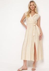 Born2be - Beżowa Rozkloszowana Sukienka z Wiskozą Kopertowym Dekoltem i Materiałowym Paskiem w Talii Jenvia. Okazja: na spacer. Typ kołnierza: dekolt kopertowy. Kolor: beżowy. Materiał: wiskoza, materiał. Sezon: lato. Typ sukienki: kopertowe. Styl: klasyczny #1