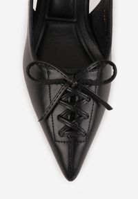 Renee - Czarne Szpilki Slingback VICES Zdobione Gorsetowym Wiązaniem z Kokardą Azimuna. Okazja: na co dzień. Kolor: czarny. Materiał: jeans, koronka. Wzór: aplikacja. Obcas: na szpilce. Styl: casual, elegancki #5