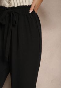 Renee - Czarne Spodnie High Waist Ozdobione Wiązanym Paskiem Araleira. Okazja: na co dzień, na spacer. Stan: podwyższony. Kolor: czarny. Materiał: jedwab. Długość: długie. Wzór: aplikacja. Sezon: wiosna. Styl: casual #4
