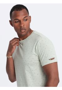 Ombre Clothing - T-shirt męski fullprint z kolorowymi literami - jasnozielony V5. Okazja: na co dzień. Kolor: zielony. Materiał: prążkowany, dzianina, zamsz, żakard, poliester, materiał, bawełna. Wzór: kolorowy. Styl: klasyczny, casual