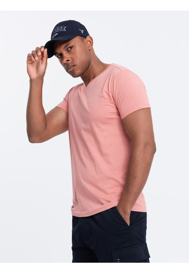 Ombre Clothing - Klasyczna męska bawełniana koszulka z dekoltem w serek BASIC – różowa V7. Typ kołnierza: dekolt w serek. Kolor: różowy. Materiał: bawełna. Wzór: ze splotem, jednolity. Styl: klasyczny