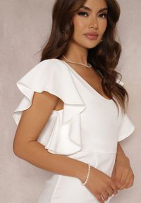 Renee - Biała Sukienka Marinette. Typ kołnierza: kołnierz z falbankami. Kolor: biały. Materiał: tkanina. Wzór: jednolity, gładki, aplikacja. Styl: glamour, wizytowy. Długość: mini #2